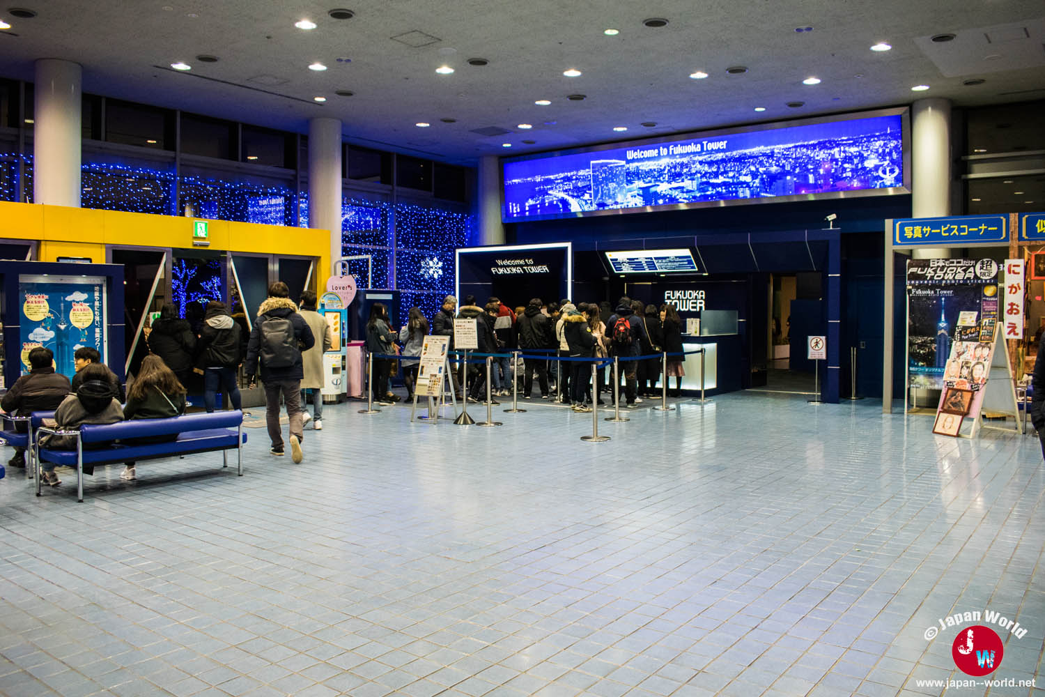 Guichets et accès aux ascenseurs de la Fukuoka Tower